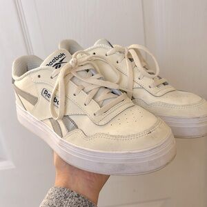 Reebok women’s size 8 sneakers cream and green